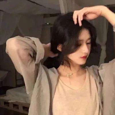 午夜下的刺花海报